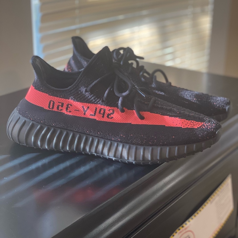 ⚫️🔴Yeezy Boost 350 V2🔴⚫️
